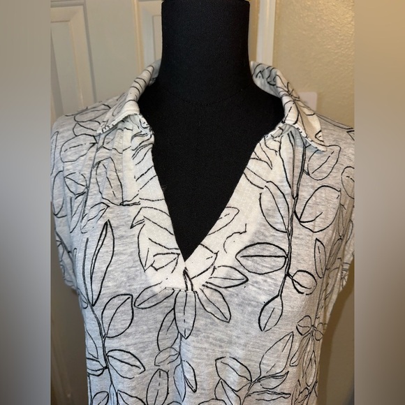 Cynthia Rowley White Linen V-Neck T-Shirt Size L Black Floral Print Short Sleeve - Picture 2 of 6